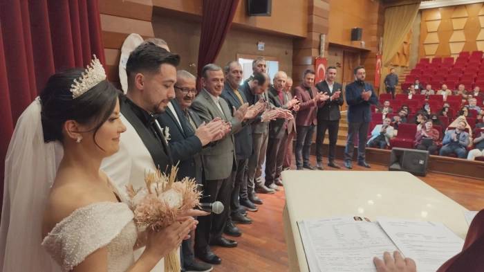 Akyüz ailesinin mutlu günü! Gazeteci Saki Akyüz’ün oğlu Taha Akyüz ve Elif Tüzek ile mutluluğa imza attı 9