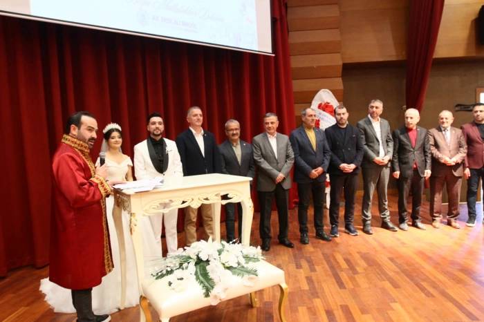 Akyüz ailesinin mutlu günü! Gazeteci Saki Akyüz’ün oğlu Taha Akyüz ve Elif Tüzek ile mutluluğa imza attı 8