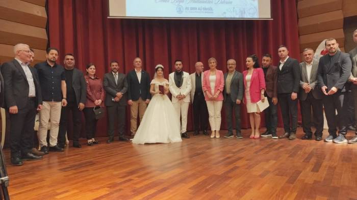 Akyüz ailesinin mutlu günü! Gazeteci Saki Akyüz’ün oğlu Taha Akyüz ve Elif Tüzek ile mutluluğa imza attı 7