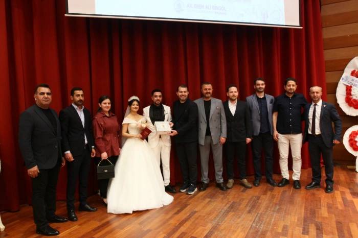 Akyüz ailesinin mutlu günü! Gazeteci Saki Akyüz’ün oğlu Taha Akyüz ve Elif Tüzek ile mutluluğa imza attı 6