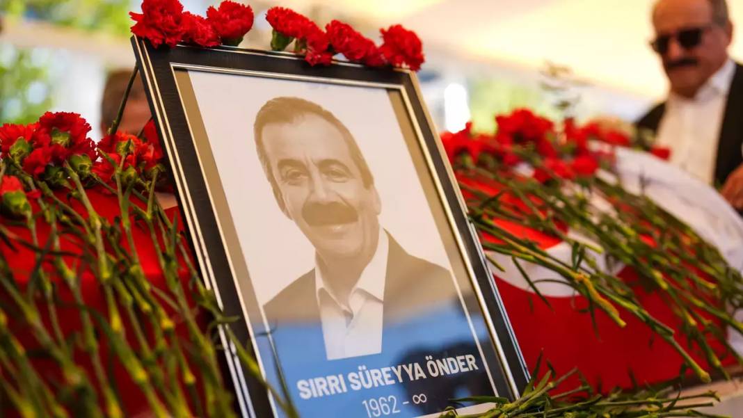 Sırrı Süreyya Önder'e veda! Yoğun katılım töreniyle ebediyete uğurlandı 6