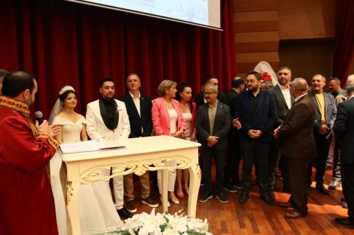 Akyüz ailesinin mutlu günü! Gazeteci Saki Akyüz’ün oğlu Taha Akyüz ve Elif Tüzek ile mutluluğa imza attı 5