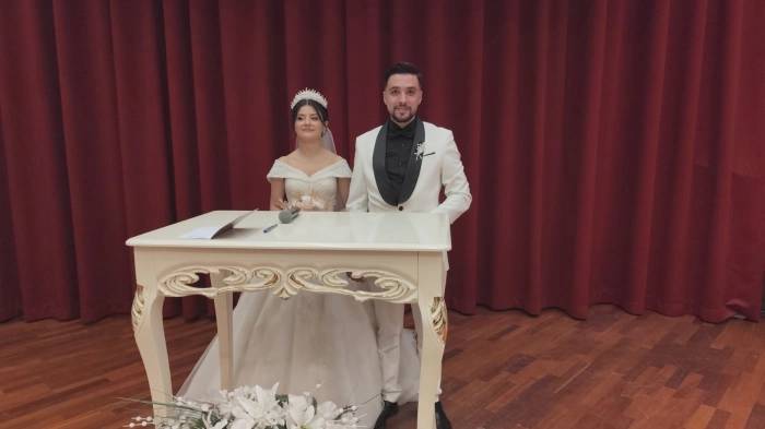Akyüz ailesinin mutlu günü! Gazeteci Saki Akyüz’ün oğlu Taha Akyüz ve Elif Tüzek ile mutluluğa imza attı 4