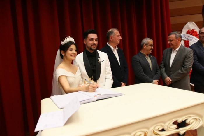 Akyüz ailesinin mutlu günü! Gazeteci Saki Akyüz’ün oğlu Taha Akyüz ve Elif Tüzek ile mutluluğa imza attı 3