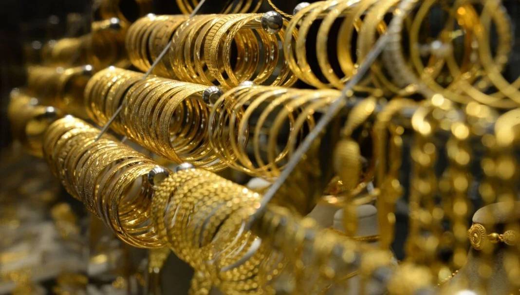 Altın yeni haftaya düşüşle başladı! Cumhuriyet altını, çeyrek ve gram altın fiyatları kaç TL? 10