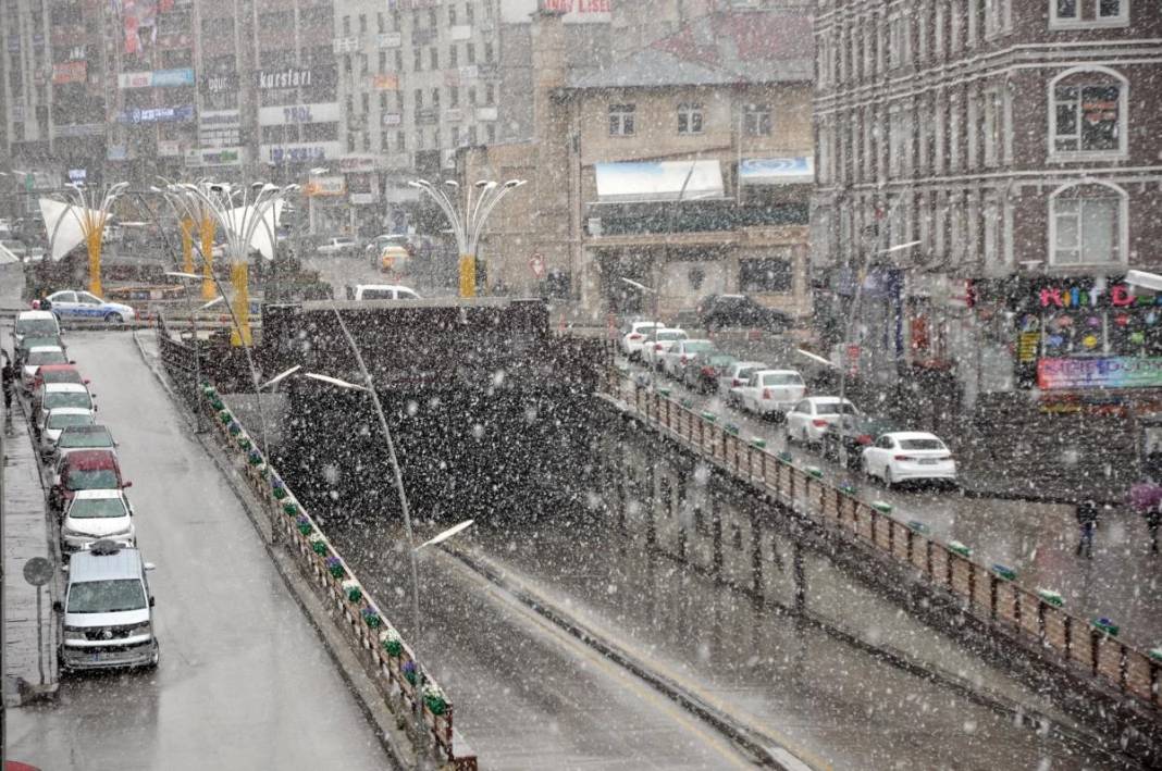 Erzurum'a Mayıs ayının ortasında kar sürprizi! Şehir beyaza büründü 5
