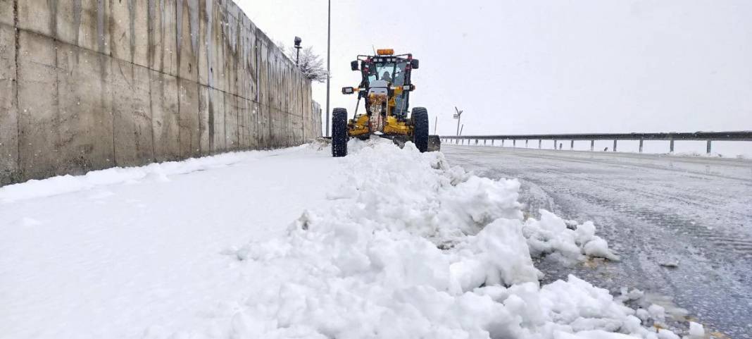 Erzurum'a Mayıs ayının ortasında kar sürprizi! Şehir beyaza büründü 2