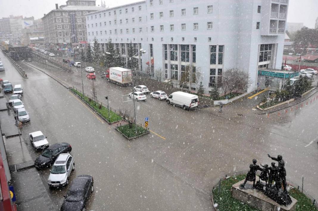 Erzurum'a Mayıs ayının ortasında kar sürprizi! Şehir beyaza büründü 9