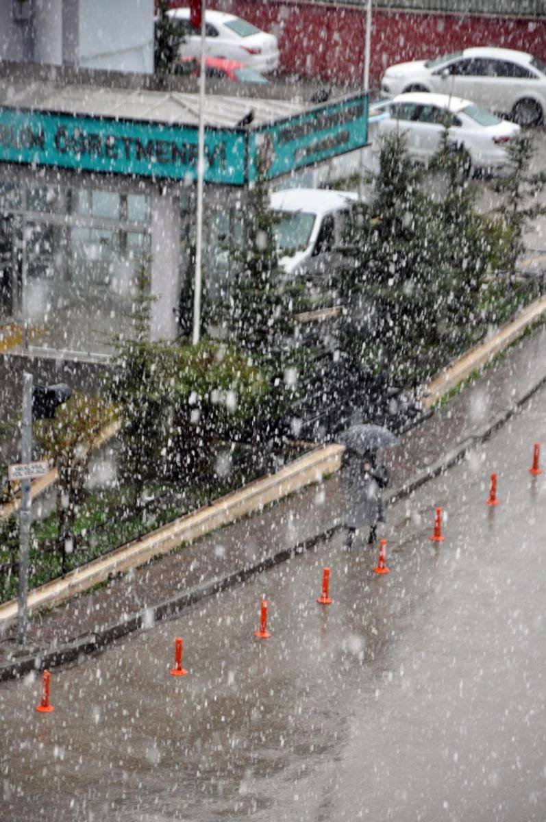 Erzurum'a Mayıs ayının ortasında kar sürprizi! Şehir beyaza büründü 6