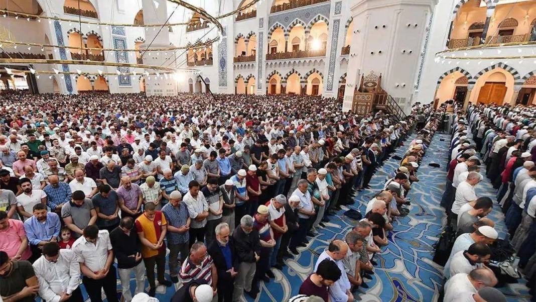 Diyanet İşleri başkanlığı açıkladı! İl il bayram namazı saatleri: İstanbul, Ankara, İzmir... 11