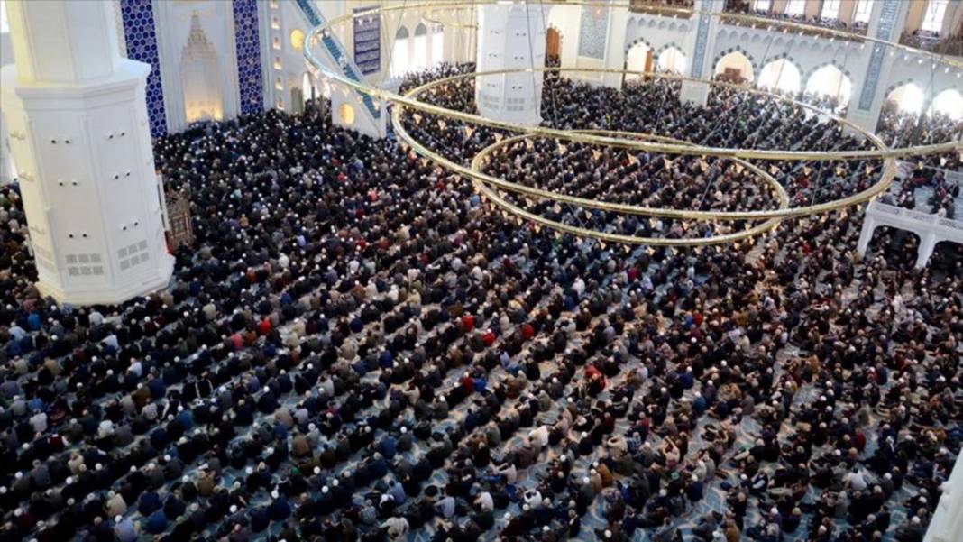 Diyanet İşleri başkanlığı açıkladı! İl il bayram namazı saatleri: İstanbul, Ankara, İzmir... 15