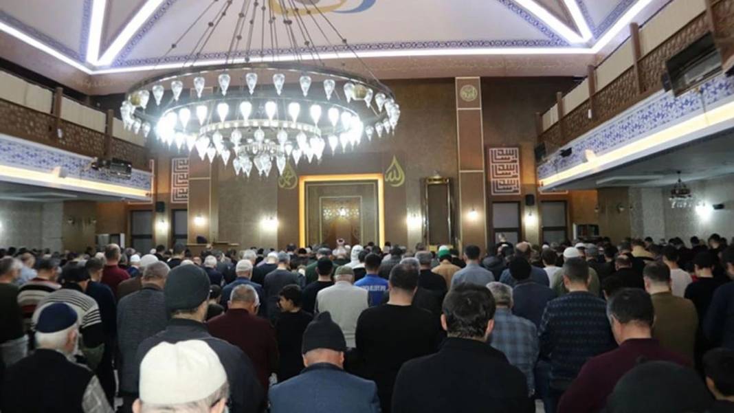 Diyanet İşleri başkanlığı açıkladı! İl il bayram namazı saatleri: İstanbul, Ankara, İzmir... 13