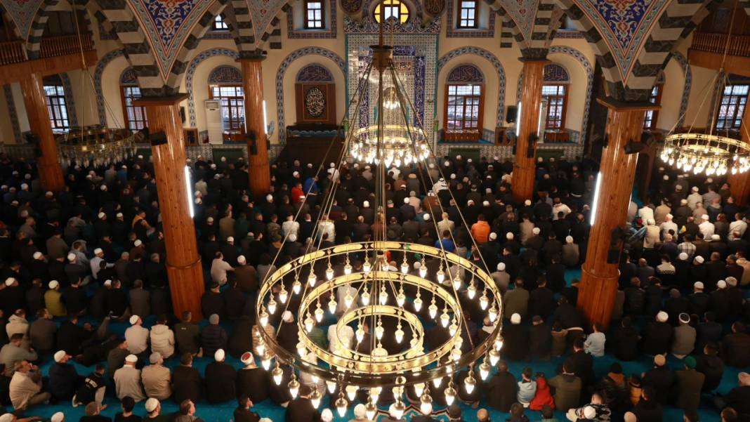 Diyanet İşleri başkanlığı açıkladı! İl il bayram namazı saatleri: İstanbul, Ankara, İzmir... 7