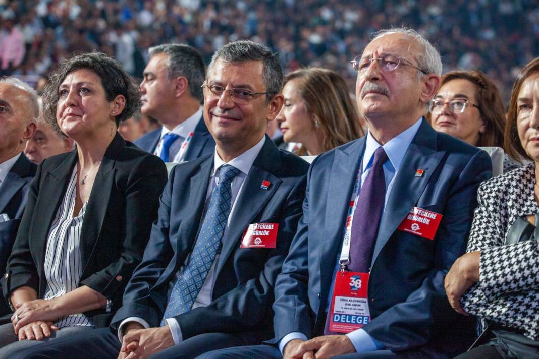 CHP'de kılıçlar çekildi! Kılıçdaroğlu'ndan Özgür Özel'e sert mesaj: Görüşmek istiyorsa kendi arasın 1