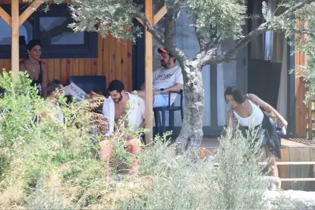Magazin dünyası bu yıl bu aşkı konuşacak! Burak Deniz ve Yaren Güldiken, Datça'da baş başa tatil yaptığı ortaya çıktı 3