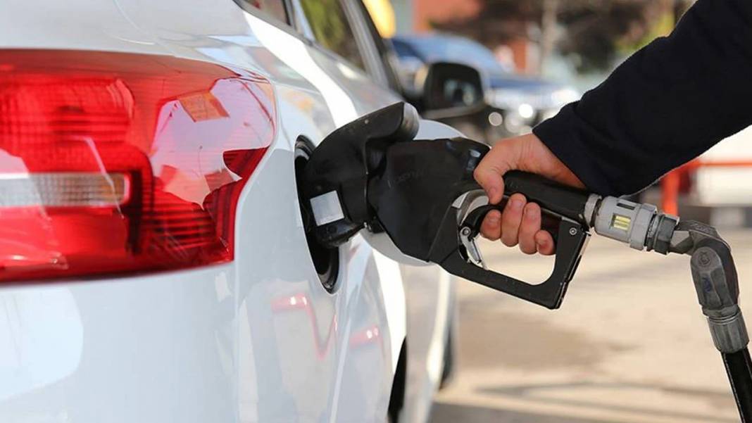 Akaryakıtta indirim sevinci kısa sürdü: Motorine zam haberi geldi, litresi 50 TL'yi aştı! 4