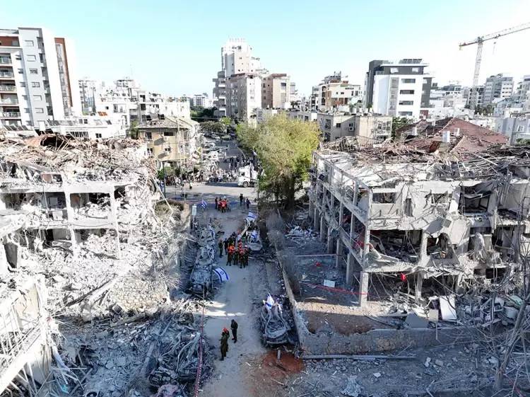 İran'dan İsrail'e süpersonik füzeli yeni saldırı: Yıkımın boyutu ortaya çıktı 1