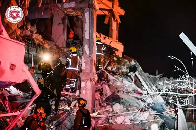 İran'dan İsrail'e süpersonik füzeli yeni saldırı: Yıkımın boyutu ortaya çıktı 12