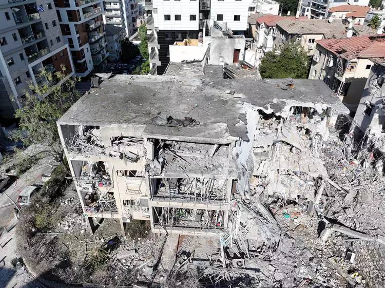 İran'dan İsrail'e süpersonik füzeli yeni saldırı: Yıkımın boyutu ortaya çıktı 13