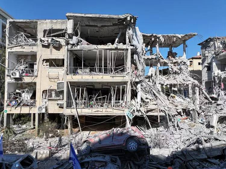 İran'dan İsrail'e süpersonik füzeli yeni saldırı: Yıkımın boyutu ortaya çıktı 4