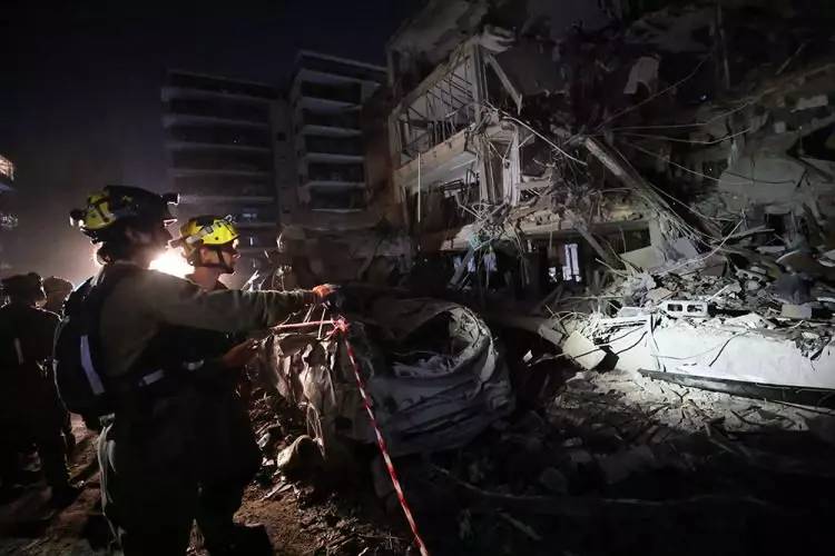 İran'dan İsrail'e süpersonik füzeli yeni saldırı: Yıkımın boyutu ortaya çıktı 5