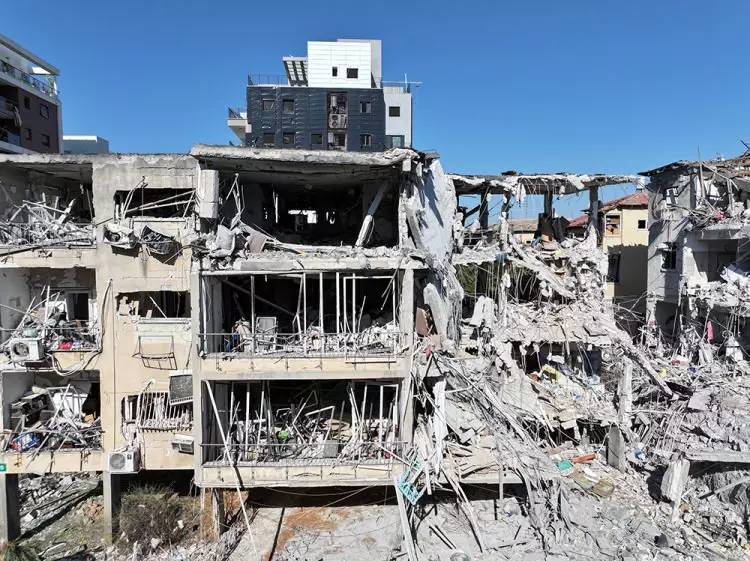 İran'dan İsrail'e süpersonik füzeli yeni saldırı: Yıkımın boyutu ortaya çıktı 8