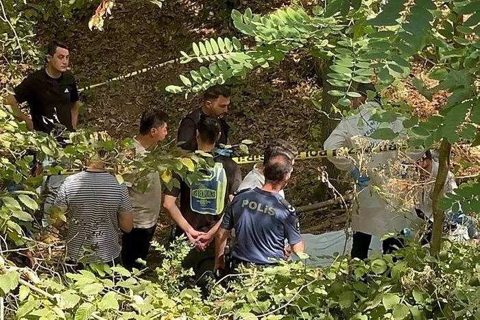 Ormanlık alanda korkunç görüntü: Başına çöp poşeti geçirilip bantlanmış ceset bulundu, yanındaki not dikkat çekti! 1