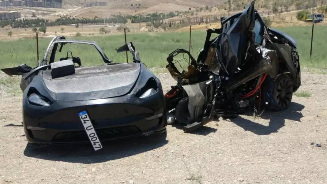 Tesla resmen ikiye bölündü: O kazadan sağ çıkamadılar! 4
