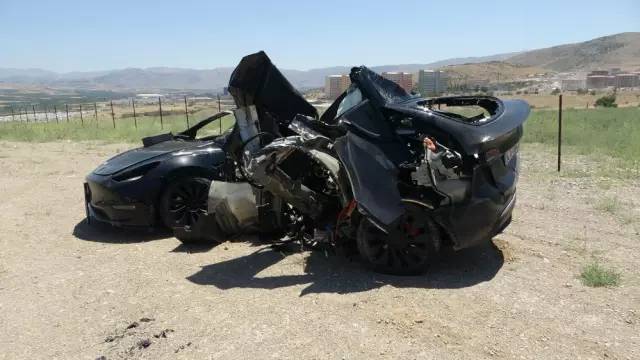 Tesla resmen ikiye bölündü: O kazadan sağ çıkamadılar! 5