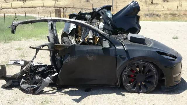 Tesla resmen ikiye bölündü: O kazadan sağ çıkamadılar! 3