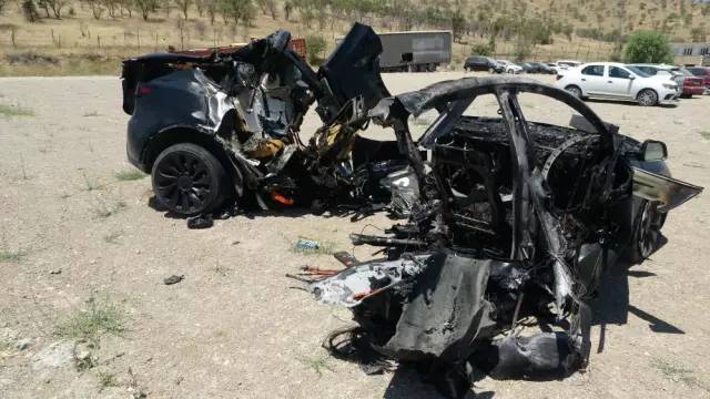 Tesla resmen ikiye bölündü: O kazadan sağ çıkamadılar! 1