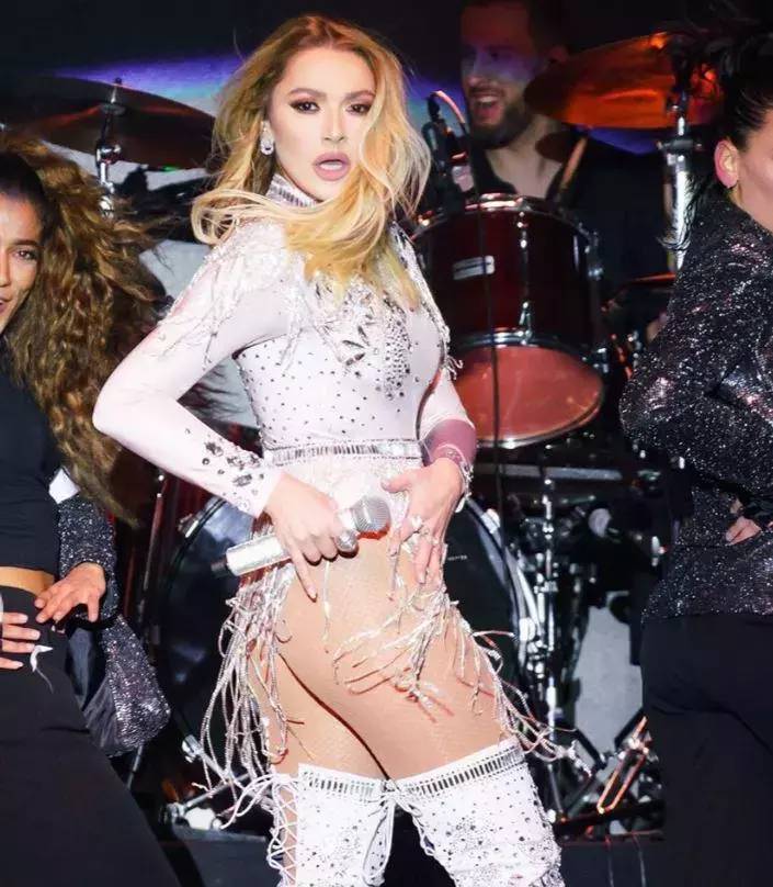 Hadise çok konuşulan şovlarıyla gündemi sallamıştı: Suskunluğunu bozdu, açtı ağzını yumdu gözünü! 1