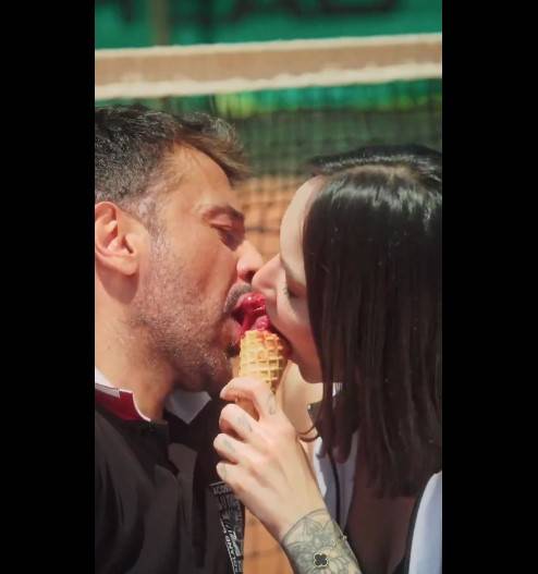 Emre Altuğ'dan gündemi sallayan klip: Partneriyle çekilen, o görüntüler çok konuşuldu! 9