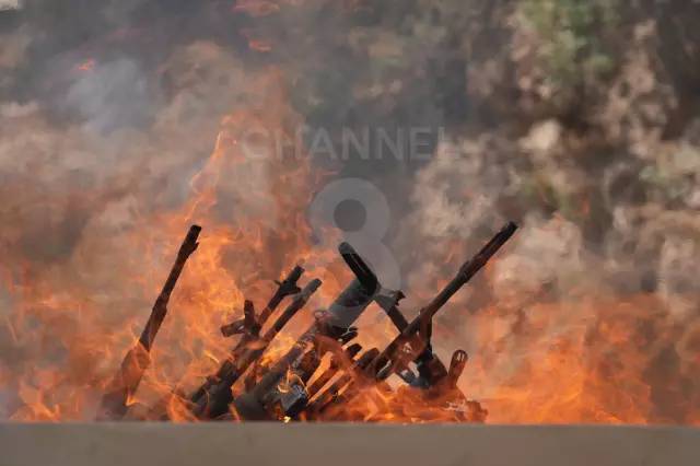 Tarihi günde yeni görüntüler geliyor: İlk PKK'lı grup silahlarını yaktı! 14