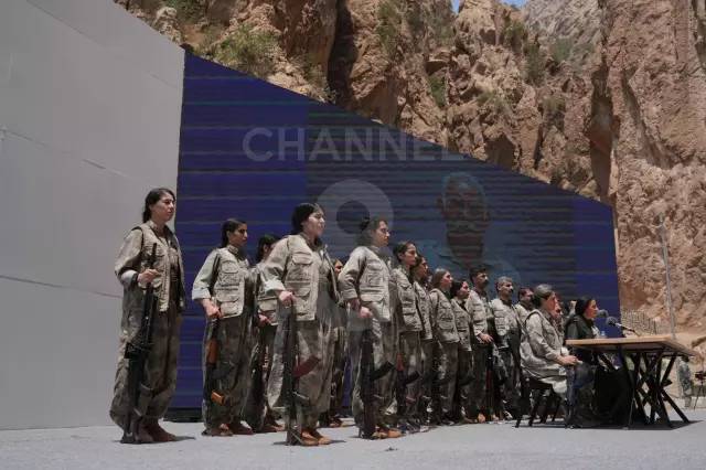 Tarihi günde yeni görüntüler geliyor: İlk PKK'lı grup silahlarını yaktı! 12