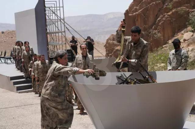 Tarihi günde yeni görüntüler geliyor: İlk PKK'lı grup silahlarını yaktı! 13