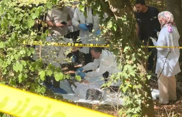 Ormanlık alanda korkunç görüntü: Başına çöp poşeti geçirilip bantlanmış ceset bulundu, yanındaki not dikkat çekti! 3