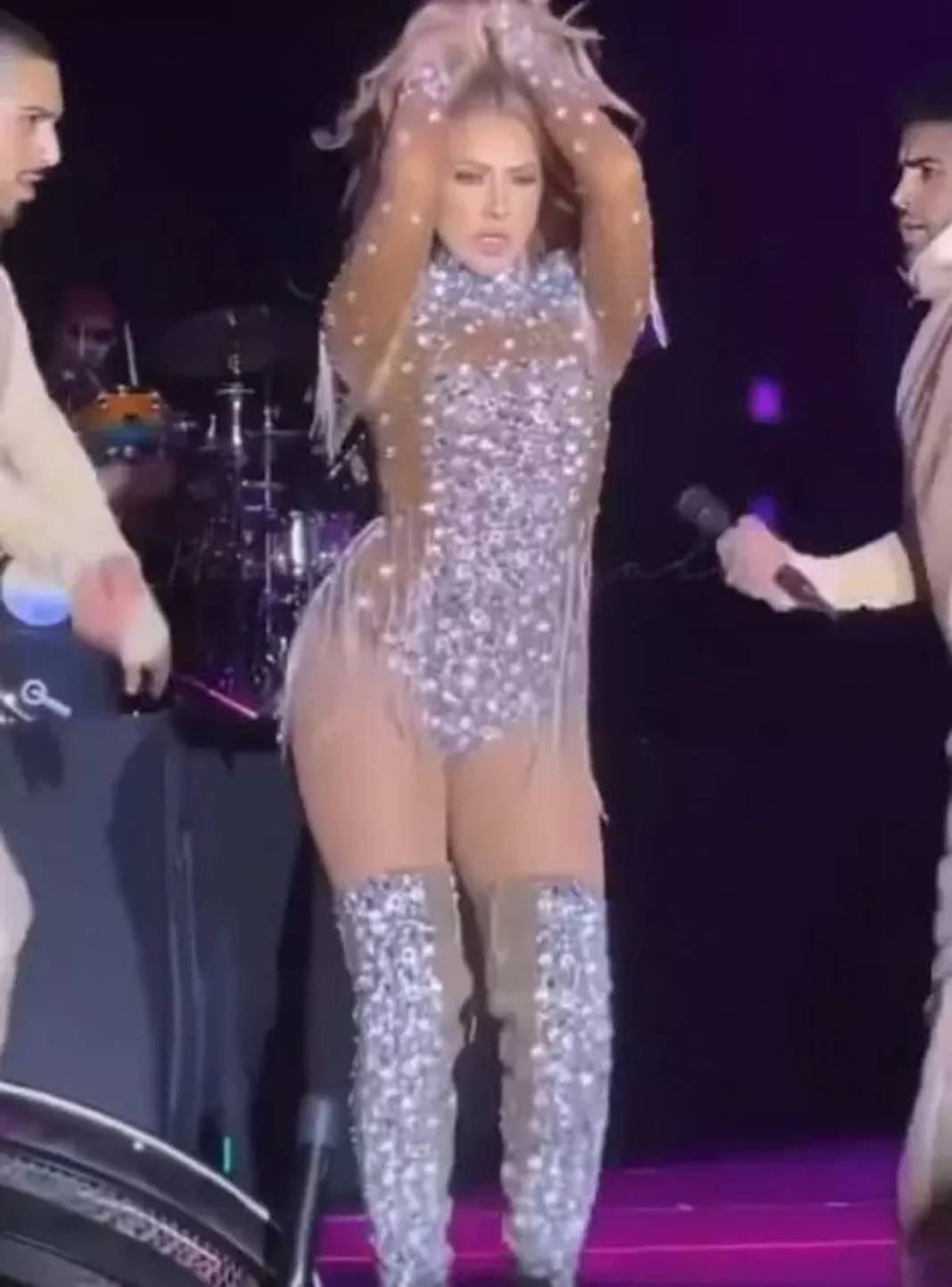 Hadise'den soluk kesen görüntüler: Sahnede duş alıp yatakta şarkı söyledi! 4