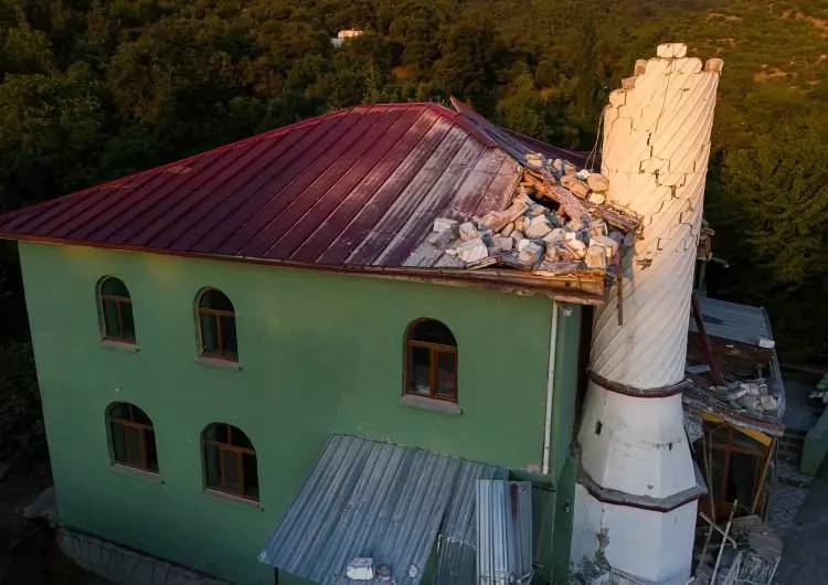 Depreminin boyutları hava aydınlanınca ortaya çıktı! 6.1 Balıkesir depremin yıkıcı görüntüleri 17