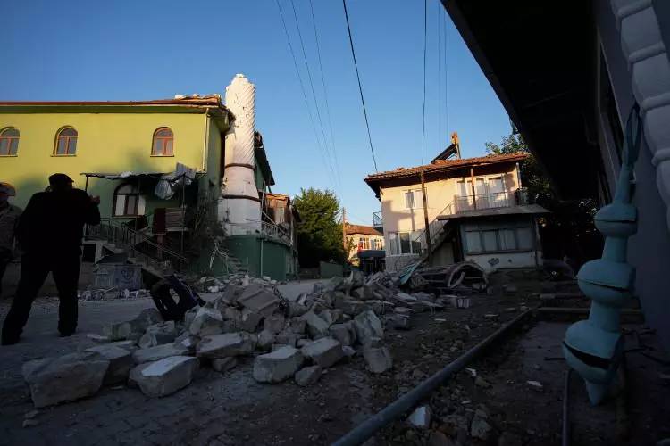 Depreminin boyutları hava aydınlanınca ortaya çıktı! 6.1 Balıkesir depremin yıkıcı görüntüleri 18