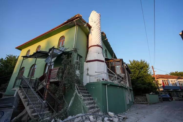 Depreminin boyutları hava aydınlanınca ortaya çıktı! 6.1 Balıkesir depremin yıkıcı görüntüleri 19