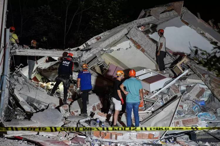 Depreminin boyutları hava aydınlanınca ortaya çıktı! 6.1 Balıkesir depremin yıkıcı görüntüleri 22