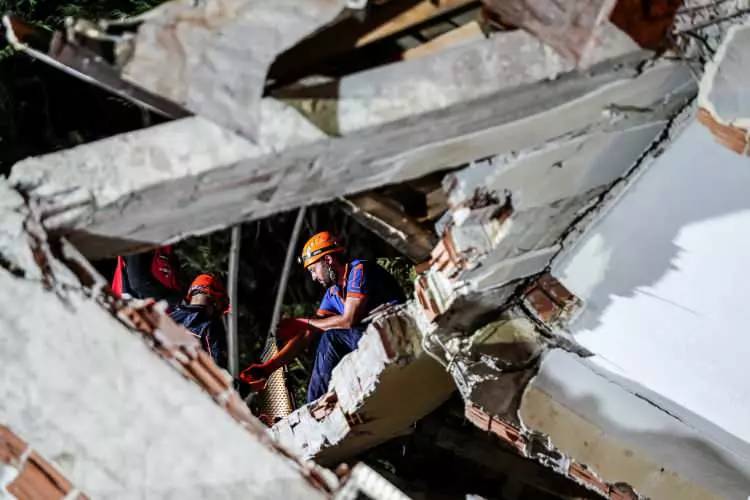 Depreminin boyutları hava aydınlanınca ortaya çıktı! 6.1 Balıkesir depremin yıkıcı görüntüleri 28