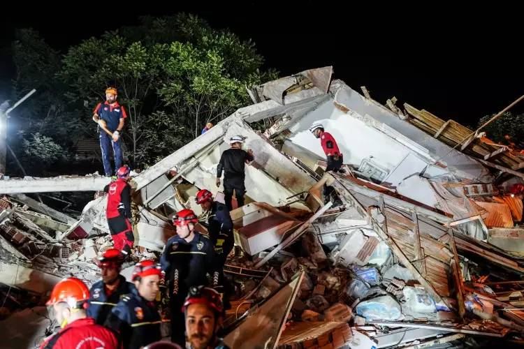Depreminin boyutları hava aydınlanınca ortaya çıktı! 6.1 Balıkesir depremin yıkıcı görüntüleri 29