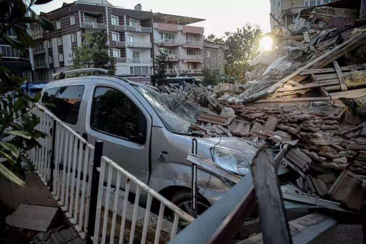 Depreminin boyutları hava aydınlanınca ortaya çıktı! 6.1 Balıkesir depremin yıkıcı görüntüleri 4