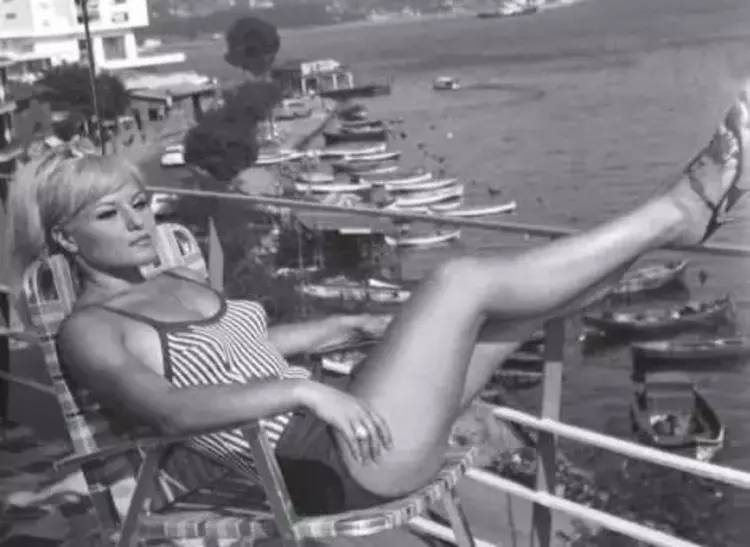 Taş bebek herkesi şaşkına çevirdi: 89. yaşını kutlayan Gönül Yazar öyle bir dilekte bulundu ki... 3