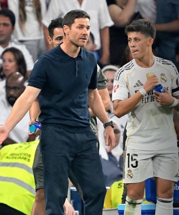 İlk 11'de sahaya çıkan Arda Güler öyle bir sürprizle karşılaştı ki... 4