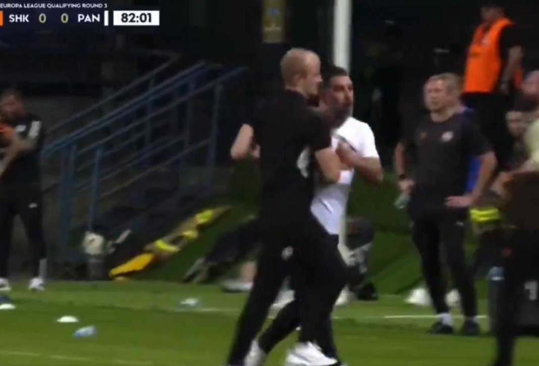 Rövanş maçı olaylı bitti: Arda Turan hakemin o kararı sonrası sinirden çılgına döndü! 6