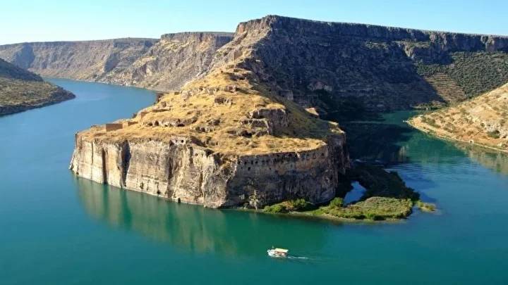 Sular çekildi sap sarı altın ortaya çıktı! Kazma küreği kapan altın aramak için nehir kenarına koştu 2