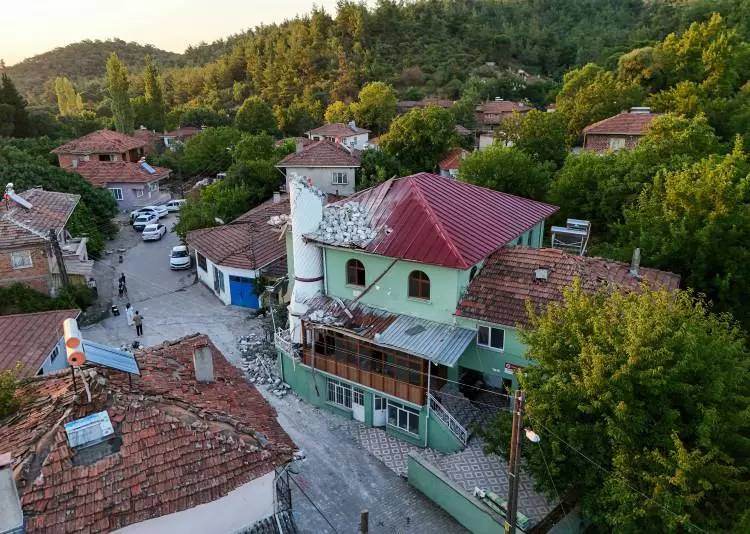 Depreminin boyutları hava aydınlanınca ortaya çıktı! 6.1 Balıkesir depremin yıkıcı görüntüleri 1